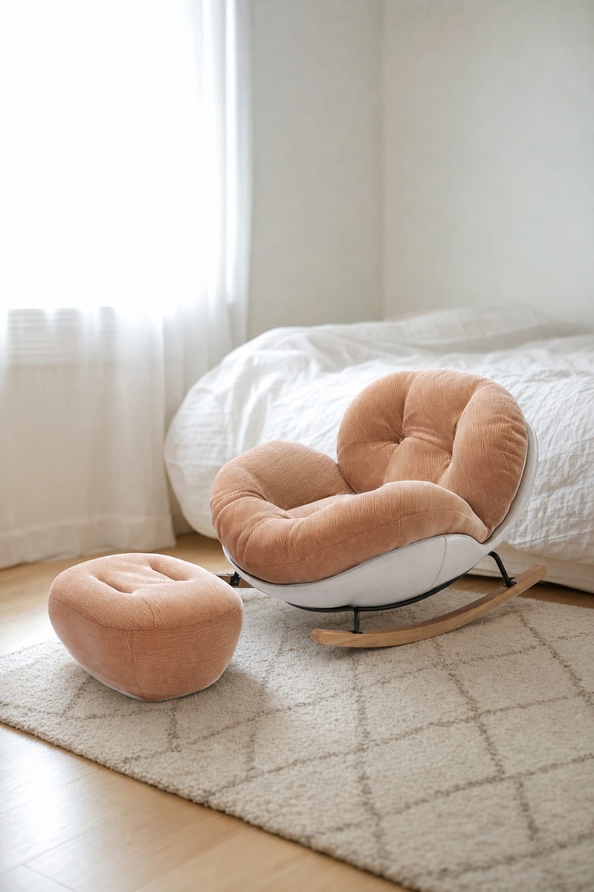melo mini rose poudré, coque blanche, dans une chambre le dimanche matin
